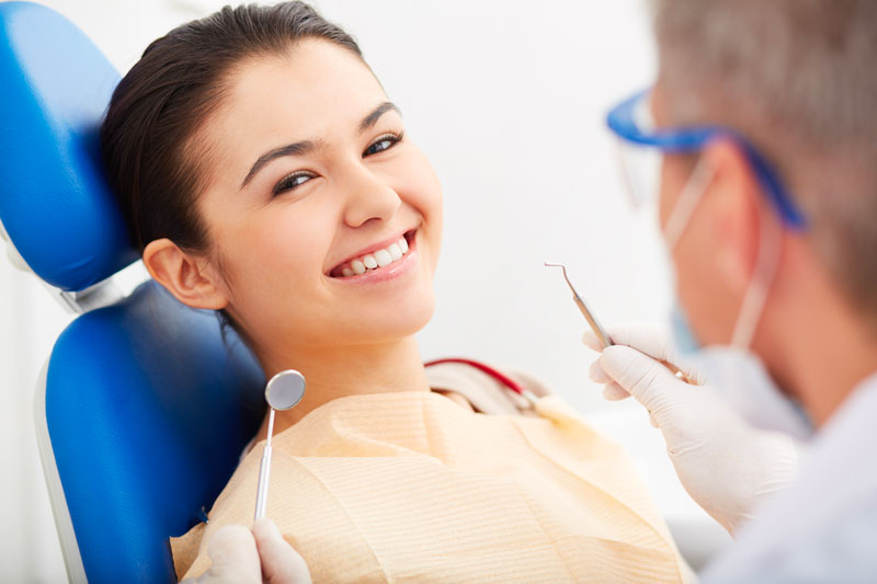 Dentist performing Tooth Fillings procedure in Mississauga, ON